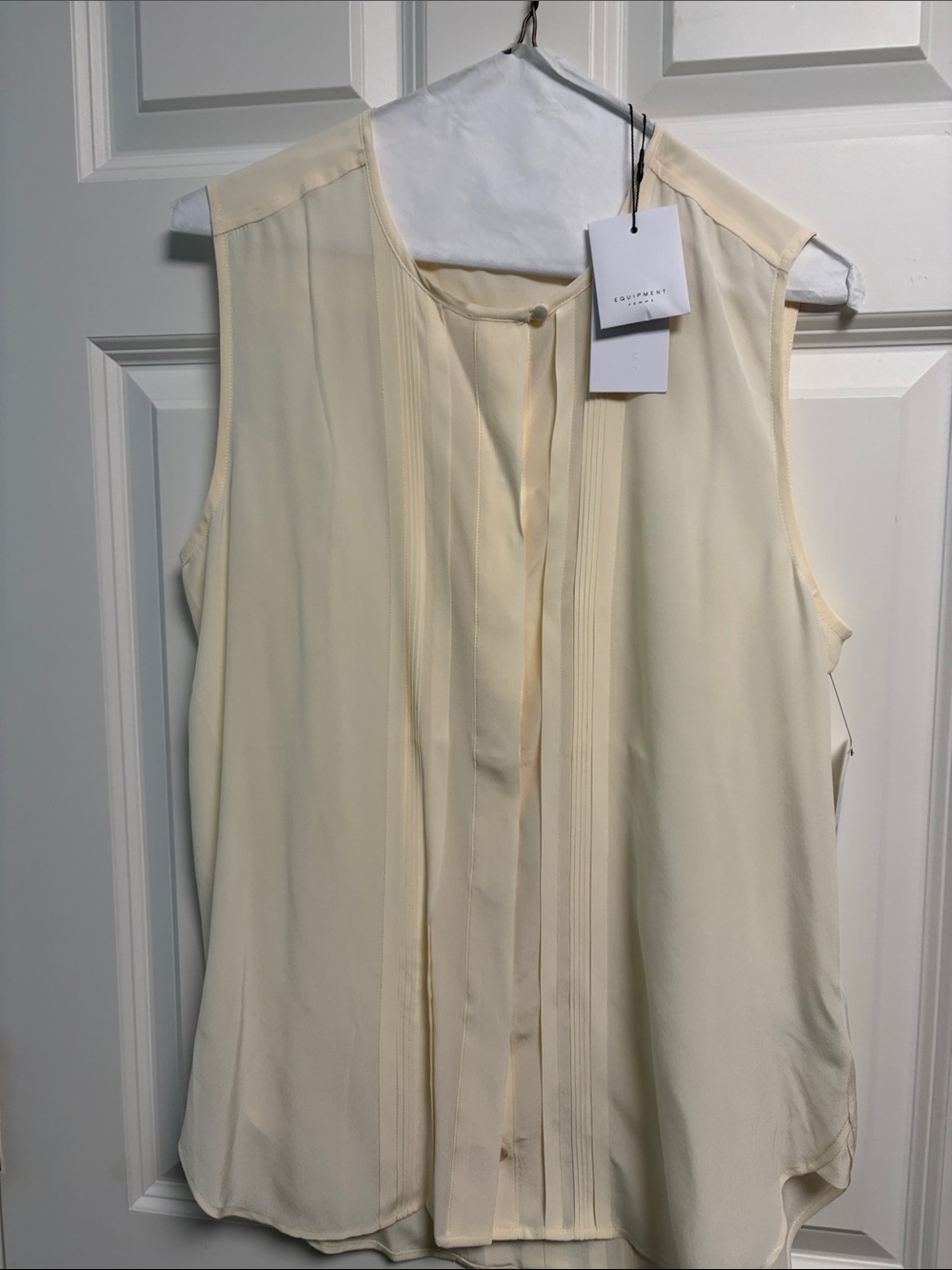 Equipment femme silk sleeveless button up tunic. Size medium